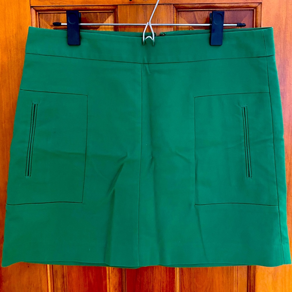 Gap skirt. Size 4. Stretch. Kelly free. Front pockets.